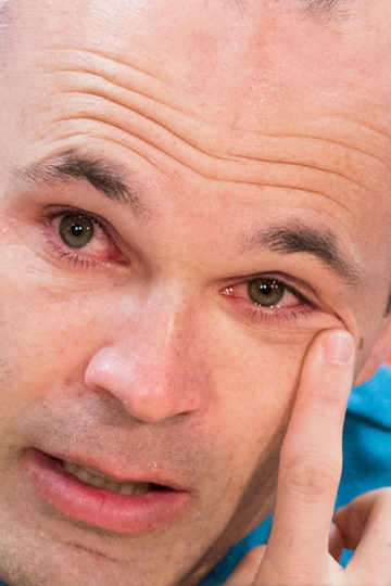 Iniesta last game tears